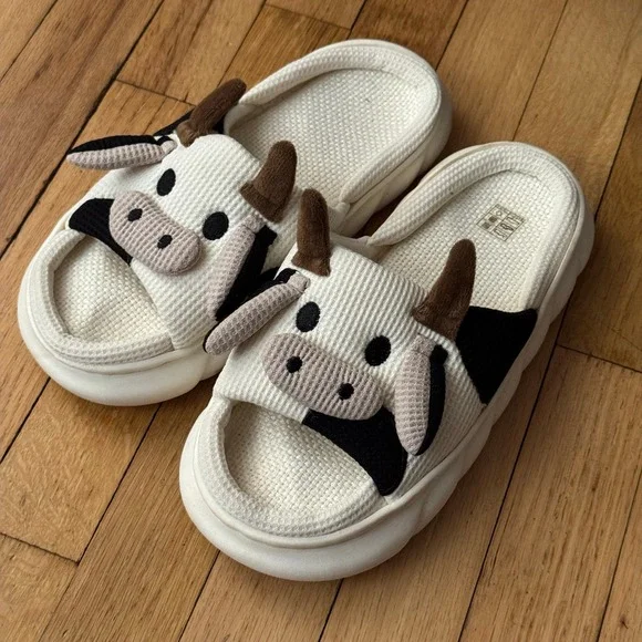 Novelty Cow Slippers - Fun Comfort Slides, Cozy House Shoes Size 40-41 - Picture 1 of 7